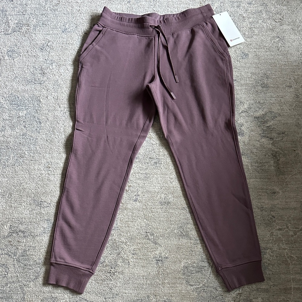 Lululemon women’s warm down jogger
Size 10
Color plum.